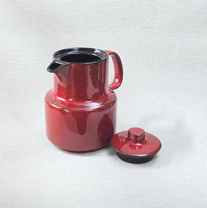 Melitta Kaffeekanne in rot mit schwarzem Rand, glänzende Glasur, West-Germany Mid-Century Design aus den 1970ern mit Deckel und Henkel.