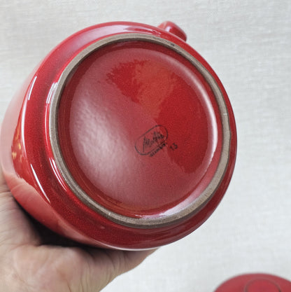 Melitta Kaffeekanne in rot mit schwarzem Rand, glänzende Glasur, West-Germany Mid-Century Design aus den 1970ern mit Deckel und Henkel.