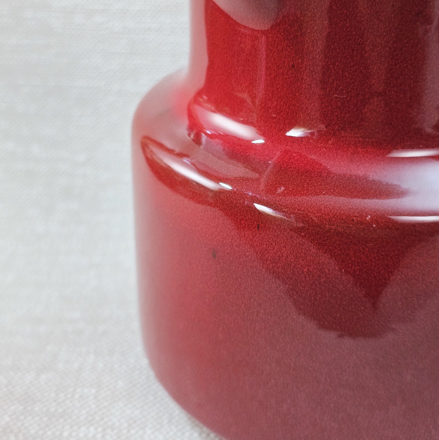 Melitta Kaffeekanne in rot mit schwarzem Rand, glänzende Glasur, West-Germany Mid-Century Design aus den 1970ern mit Deckel und Henkel.