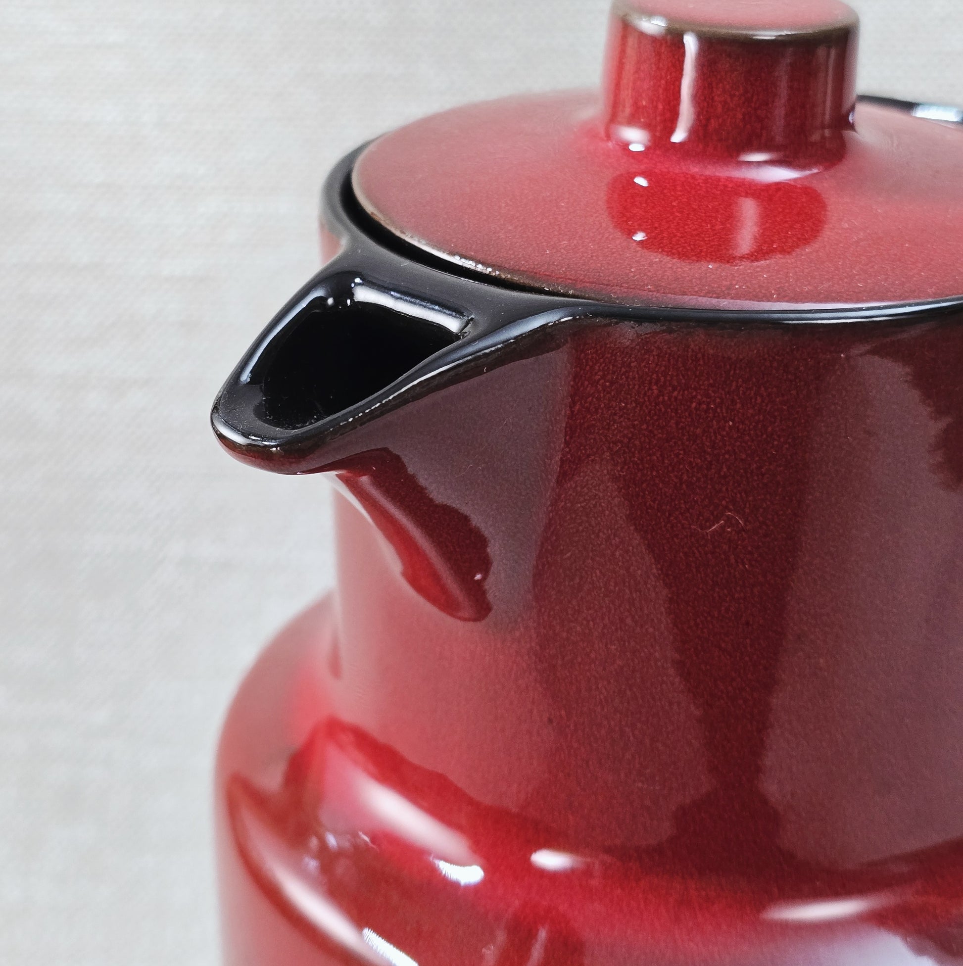 Melitta Kaffeekanne in rot mit schwarzem Rand, glänzende Glasur, West-Germany Mid-Century Design aus den 1970ern mit Deckel und Henkel.