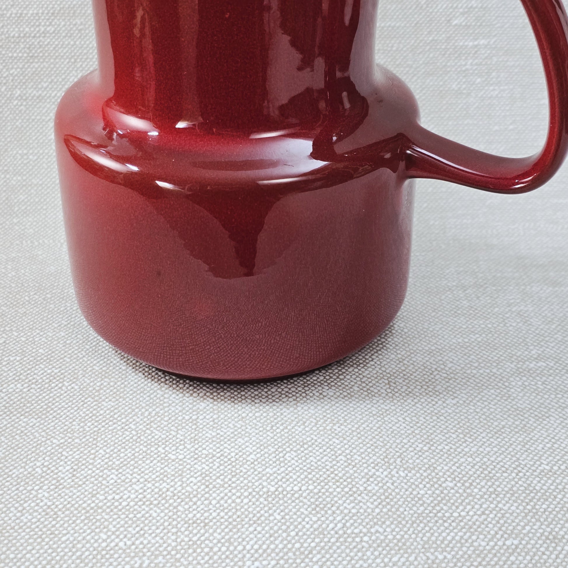 Melitta Kaffeekanne in rot mit schwarzem Rand, glänzende Glasur, West-Germany Mid-Century Design aus den 1970ern mit Deckel und Henkel.