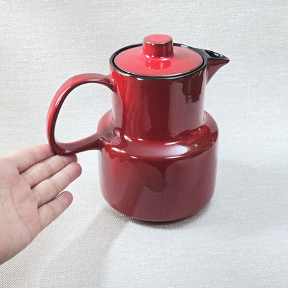 Melitta Kaffeekanne in rot mit schwarzem Rand, glänzende Glasur, West-Germany Mid-Century Design aus den 1970ern mit Deckel und Henkel.