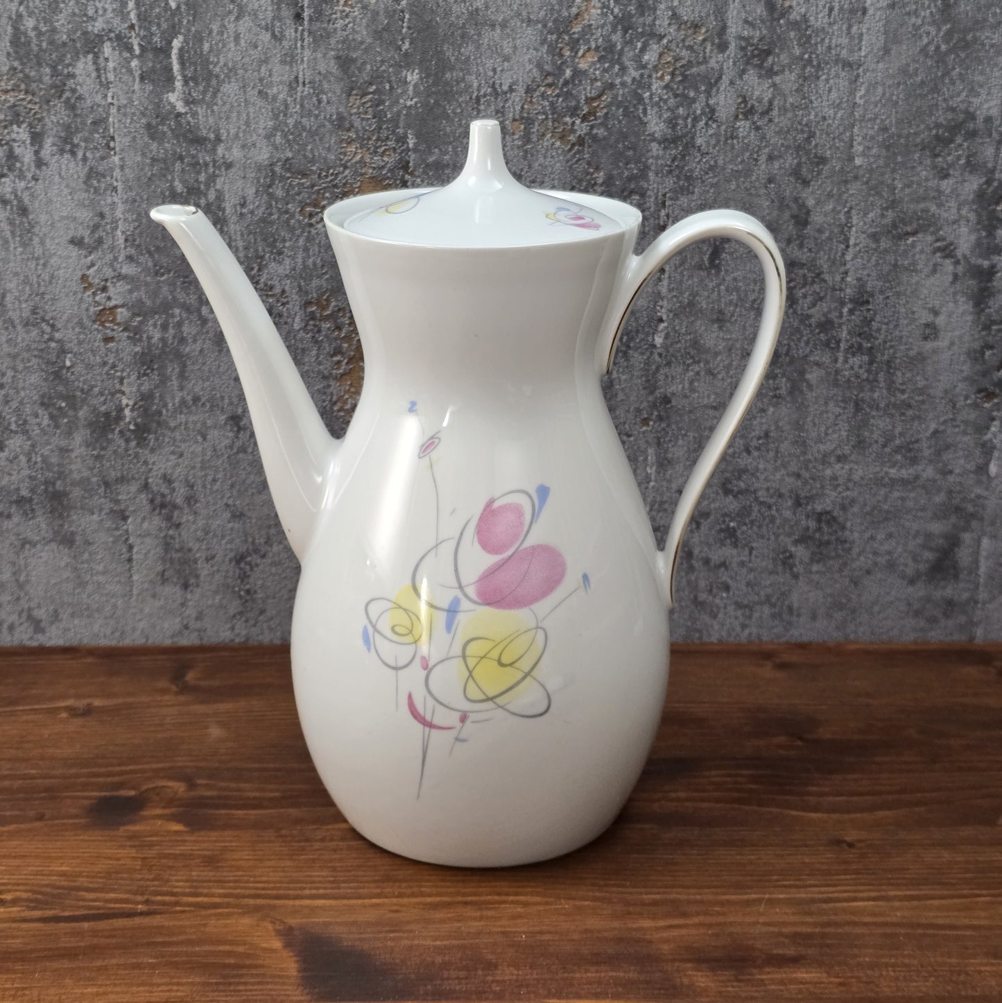 Mid-Century Kaffeekanne von Schirnding Bavaria aus weißem Porzellan mit pastellfarbenem Atomic-Dekor und zarter Goldlinie, ca. 1955–1965.