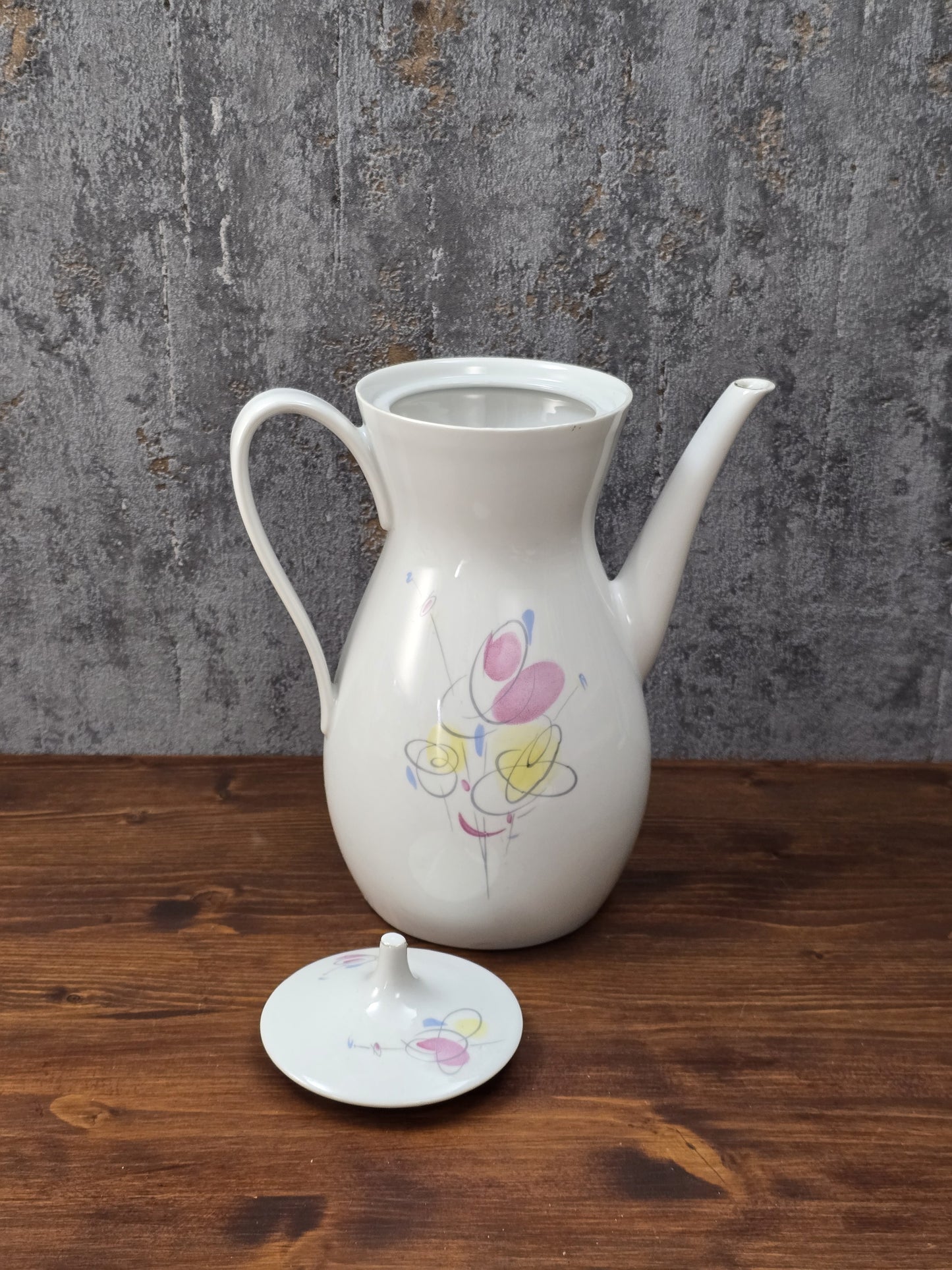 Mid-Century Kaffeekanne von Schirnding Bavaria aus weißem Porzellan mit pastellfarbenem Atomic-Dekor und zarter Goldlinie, ca. 1955–1965.