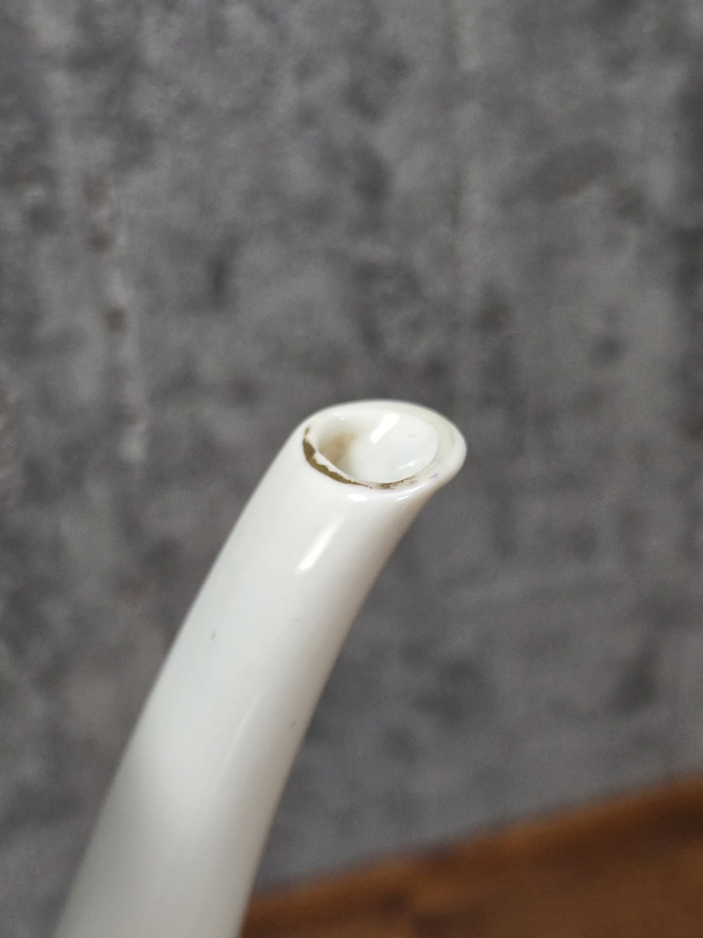 Mid-Century Kaffeekanne von Schirnding Bavaria aus weißem Porzellan mit pastellfarbenem Atomic-Dekor und zarter Goldlinie, ca. 1955–1965.