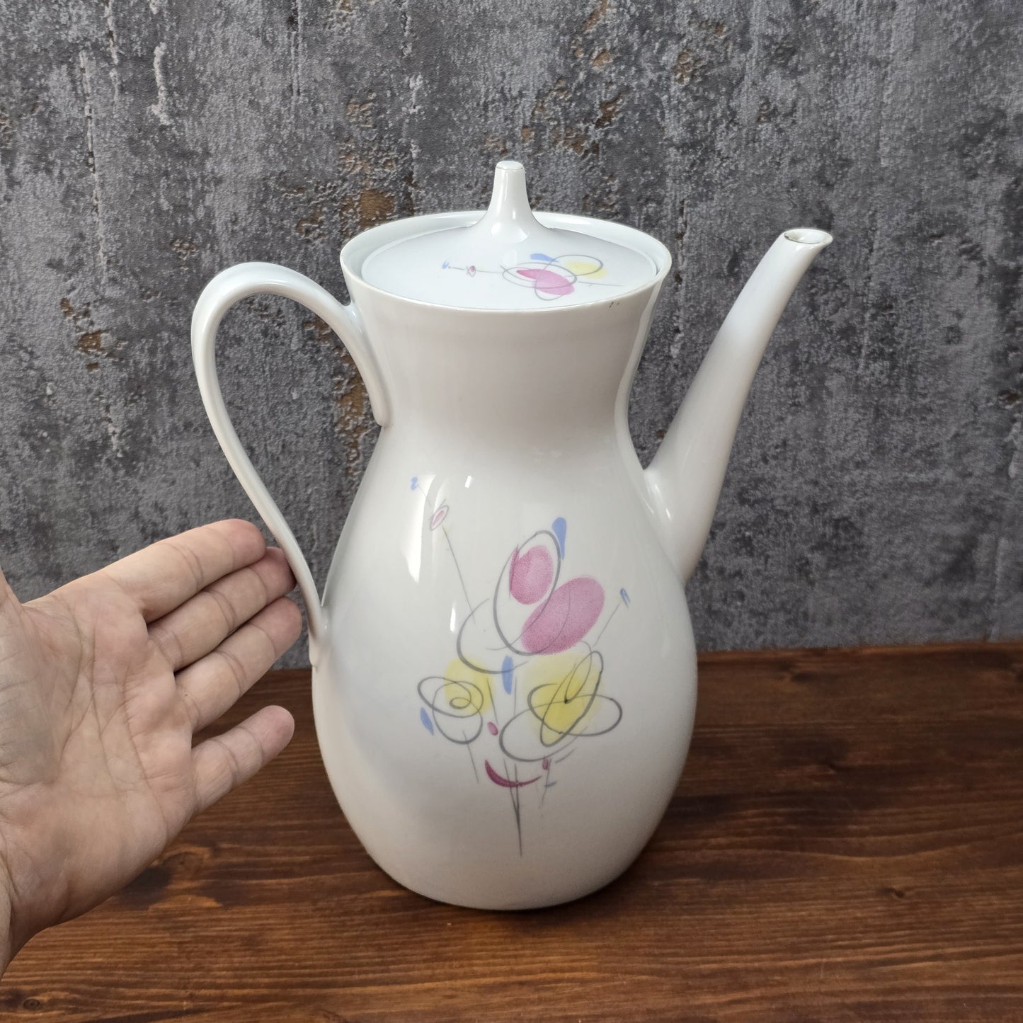 Mid-Century Kaffeekanne von Schirnding Bavaria aus weißem Porzellan mit pastellfarbenem Atomic-Dekor und zarter Goldlinie, ca. 1955–1965.