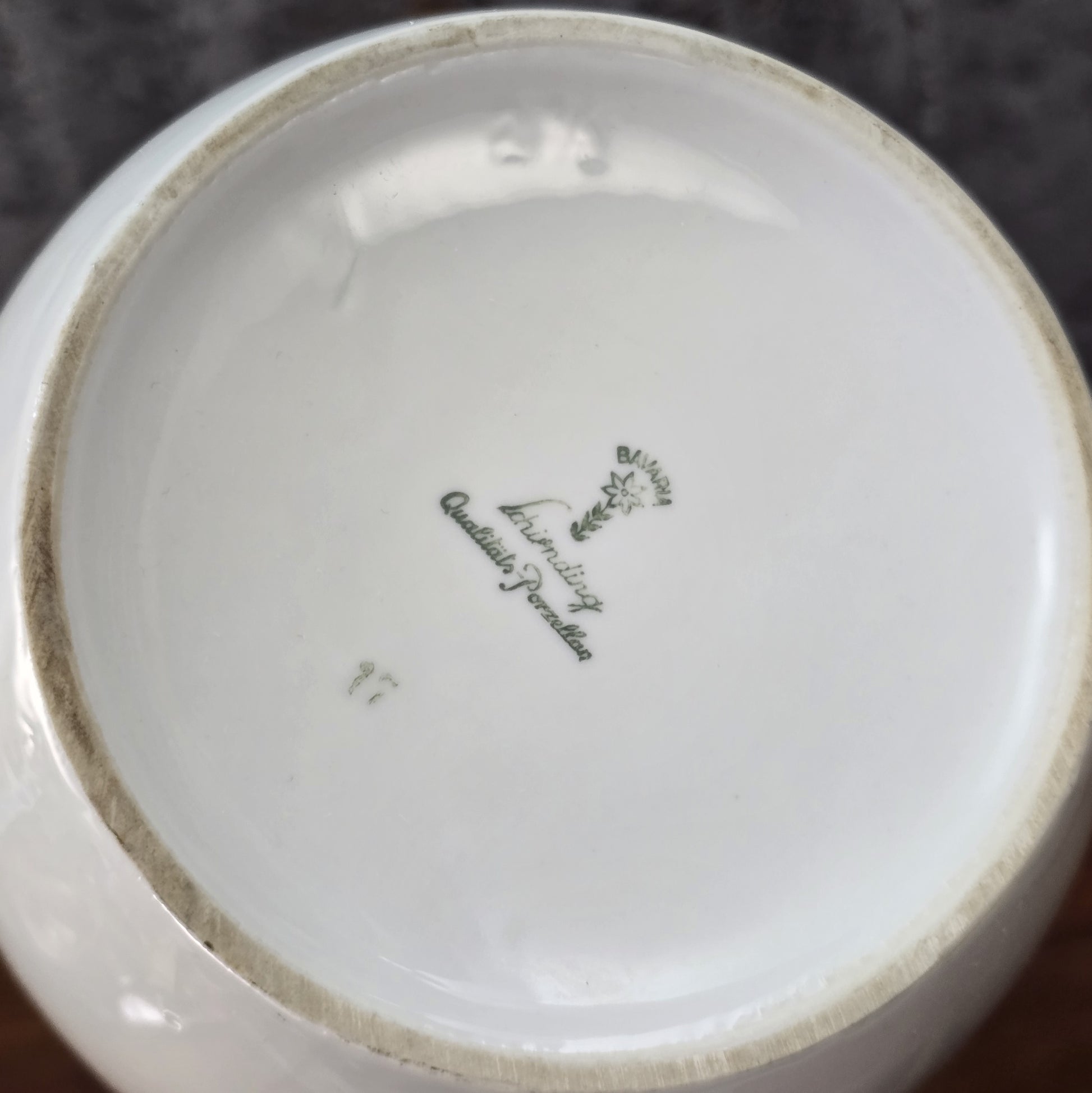 Mid-Century Kaffeekanne von Schirnding Bavaria aus weißem Porzellan mit pastellfarbenem Atomic-Dekor und zarter Goldlinie, ca. 1955–1965.