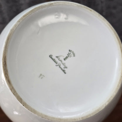 Mid-Century Kaffeekanne von Schirnding Bavaria aus weißem Porzellan mit pastellfarbenem Atomic-Dekor und zarter Goldlinie, ca. 1955–1965.