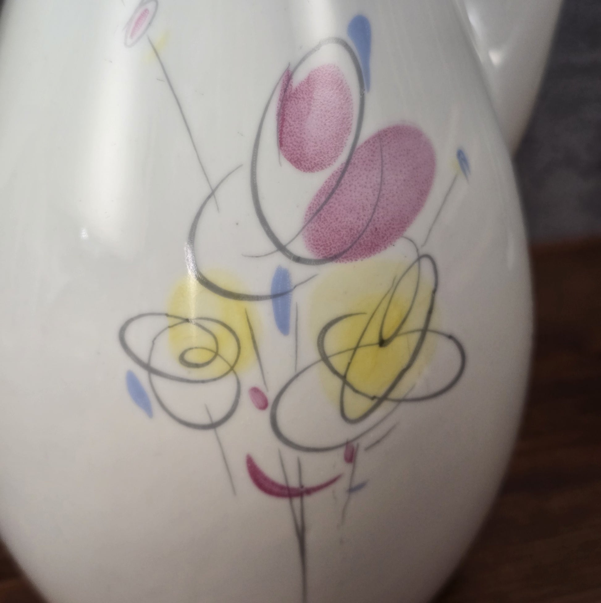 Mid-Century Kaffeekanne von Schirnding Bavaria aus weißem Porzellan mit pastellfarbenem Atomic-Dekor und zarter Goldlinie, ca. 1955–1965.