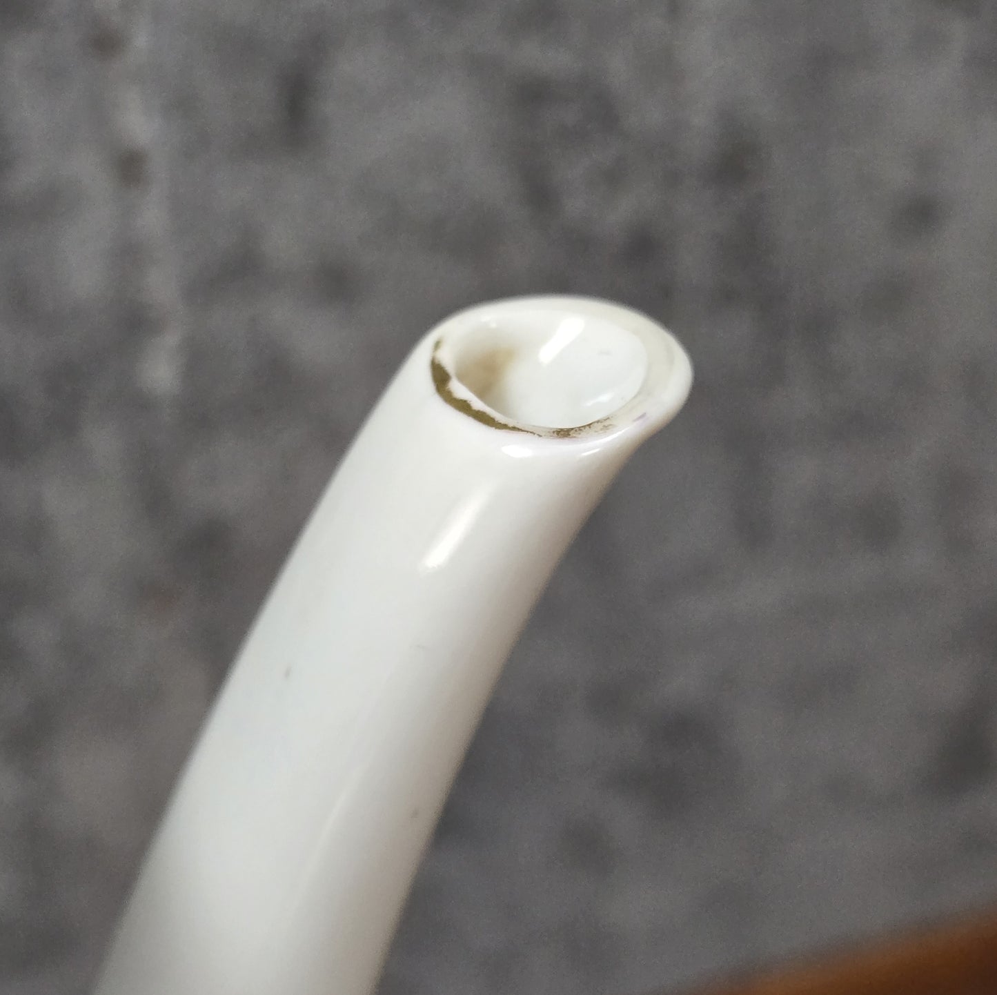 Mid-Century Kaffeekanne von Schirnding Bavaria aus weißem Porzellan mit pastellfarbenem Atomic-Dekor und zarter Goldlinie, ca. 1955–1965.