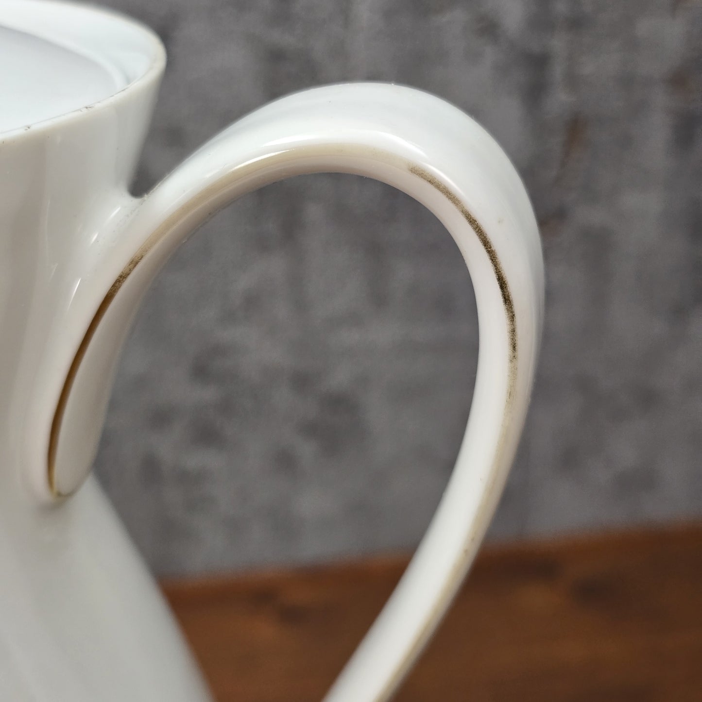 Mid-Century Kaffeekanne von Schirnding Bavaria aus weißem Porzellan mit pastellfarbenem Atomic-Dekor und zarter Goldlinie, ca. 1955–1965.