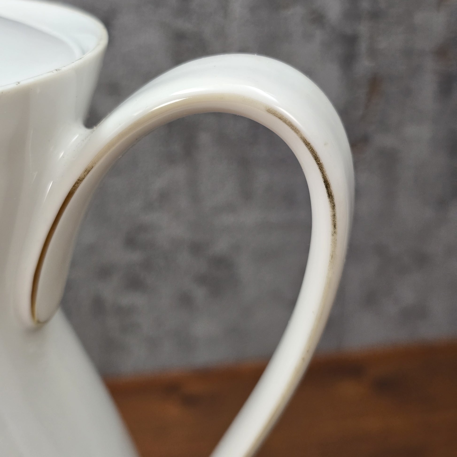 Mid-Century Kaffeekanne von Schirnding Bavaria aus weißem Porzellan mit pastellfarbenem Atomic-Dekor und zarter Goldlinie, ca. 1955–1965.