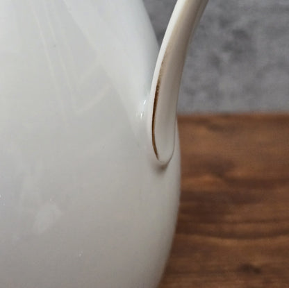 Mid-Century Kaffeekanne von Schirnding Bavaria aus weißem Porzellan mit pastellfarbenem Atomic-Dekor und zarter Goldlinie, ca. 1955–1965.