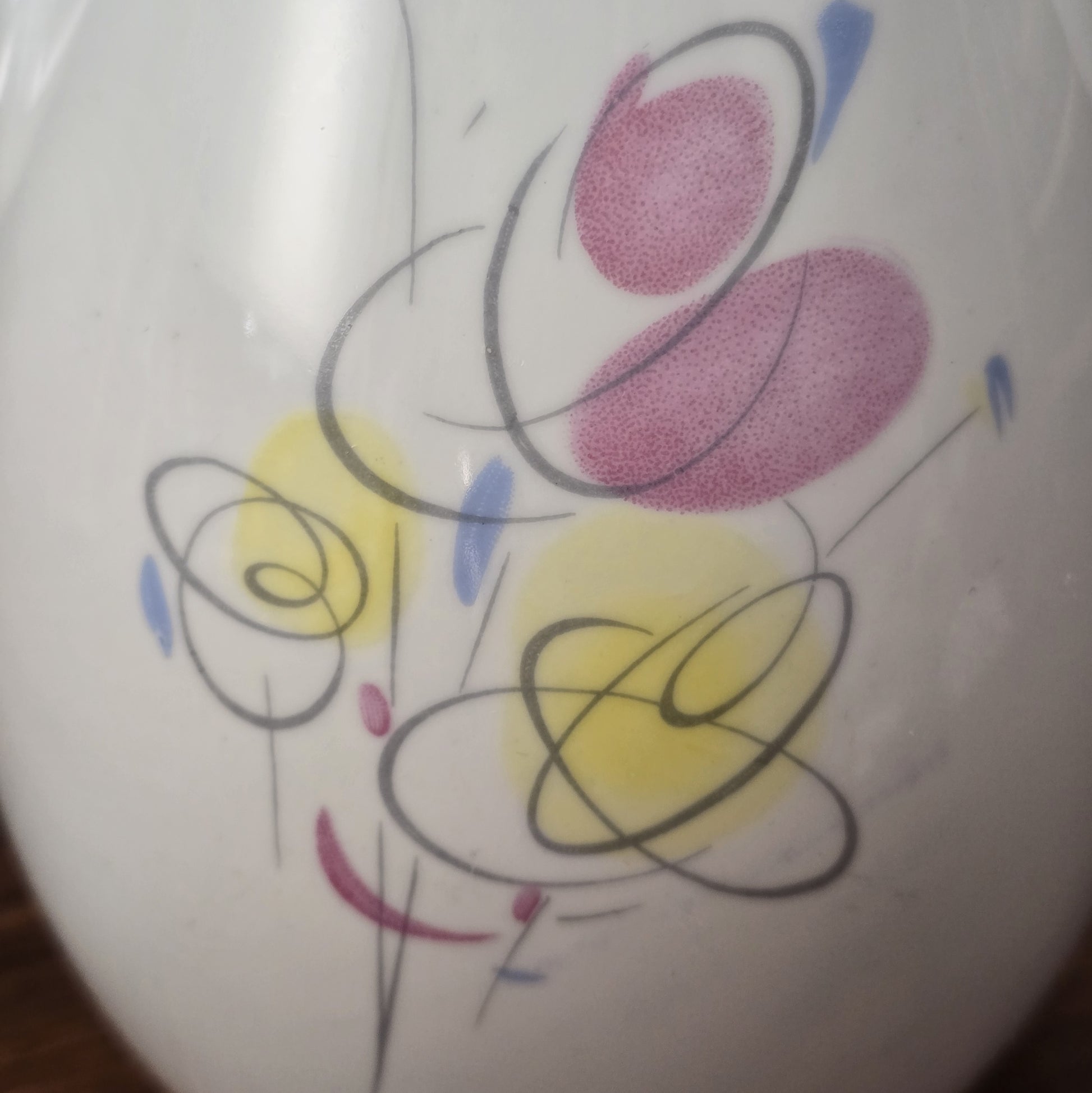 Mid-Century Kaffeekanne von Schirnding Bavaria aus weißem Porzellan mit pastellfarbenem Atomic-Dekor und zarter Goldlinie, ca. 1955–1965.