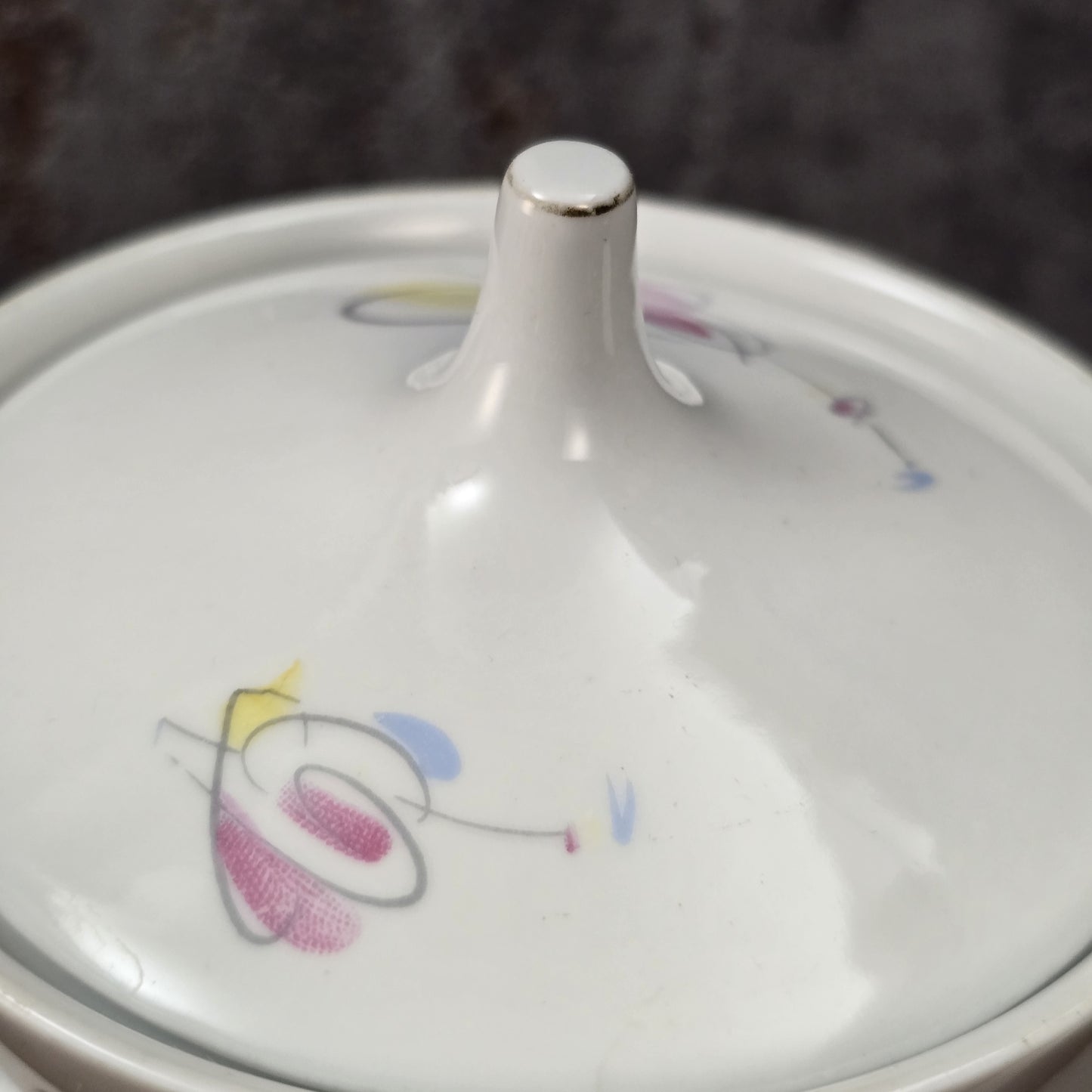 Mid-Century Kaffeekanne von Schirnding Bavaria aus weißem Porzellan mit pastellfarbenem Atomic-Dekor und zarter Goldlinie, ca. 1955–1965.