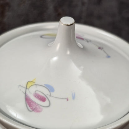 Mid-Century Kaffeekanne von Schirnding Bavaria aus weißem Porzellan mit pastellfarbenem Atomic-Dekor und zarter Goldlinie, ca. 1955–1965.