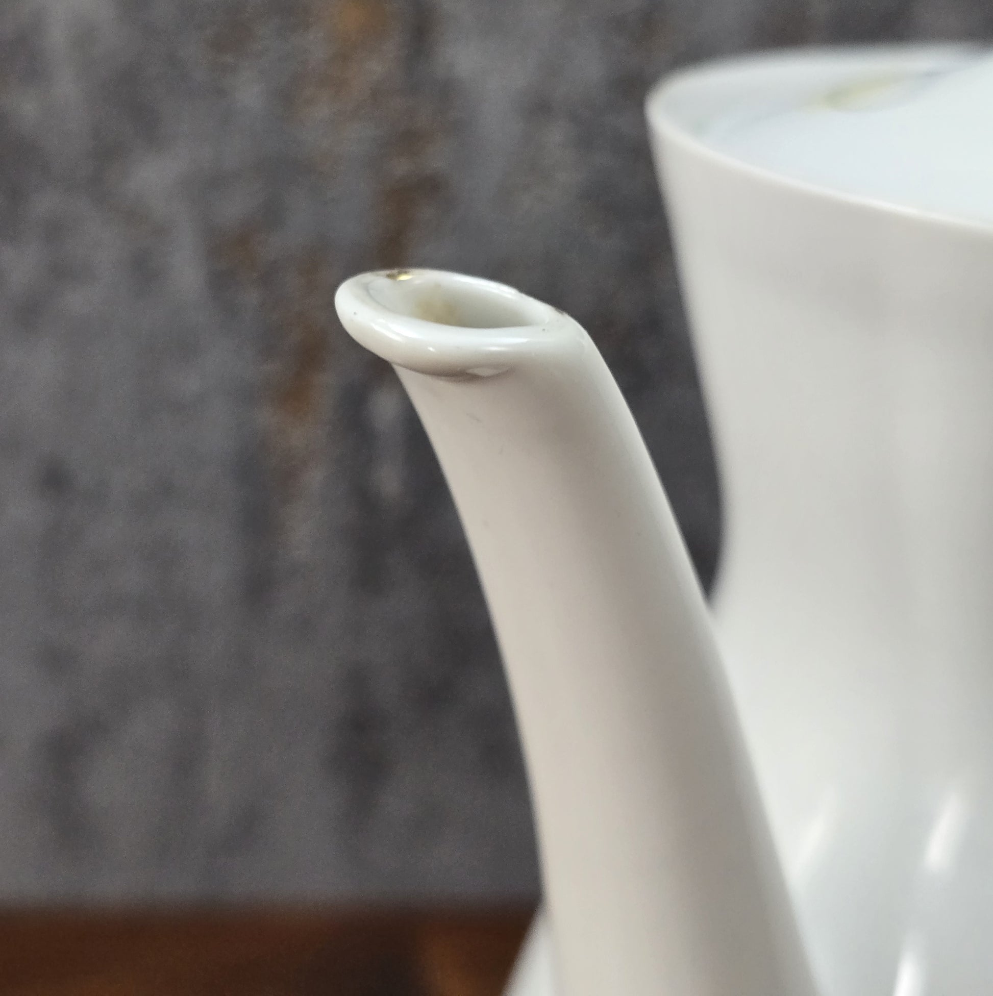 Mid-Century Kaffeekanne von Schirnding Bavaria aus weißem Porzellan mit pastellfarbenem Atomic-Dekor und zarter Goldlinie, ca. 1955–1965.