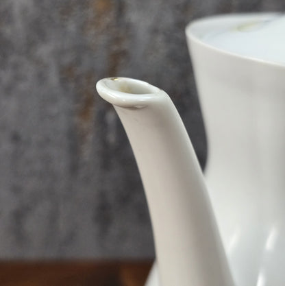 Mid-Century Kaffeekanne von Schirnding Bavaria aus weißem Porzellan mit pastellfarbenem Atomic-Dekor und zarter Goldlinie, ca. 1955–1965.