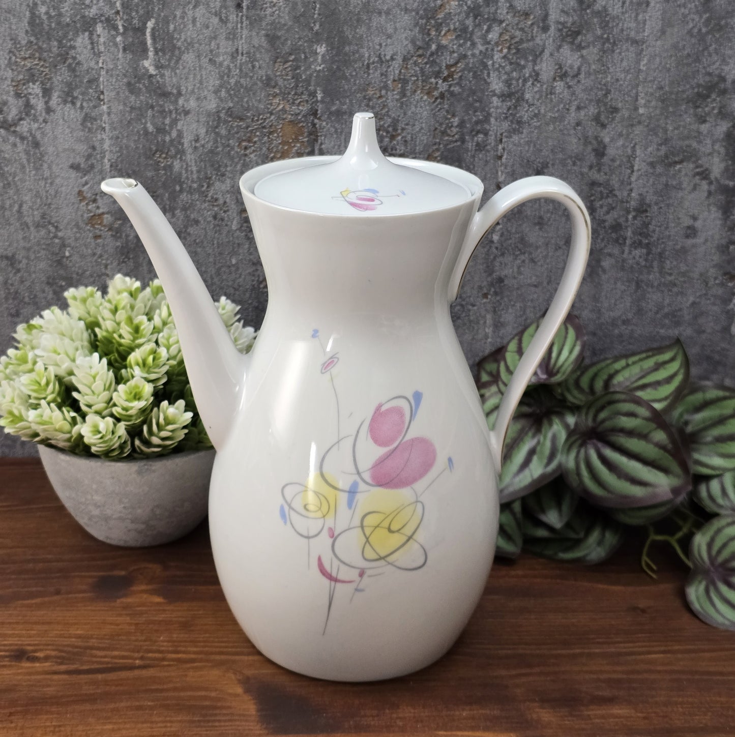 Mid-Century Kaffeekanne von Schirnding Bavaria aus weißem Porzellan mit pastellfarbenem Atomic-Dekor und zarter Goldlinie, ca. 1955–1965.