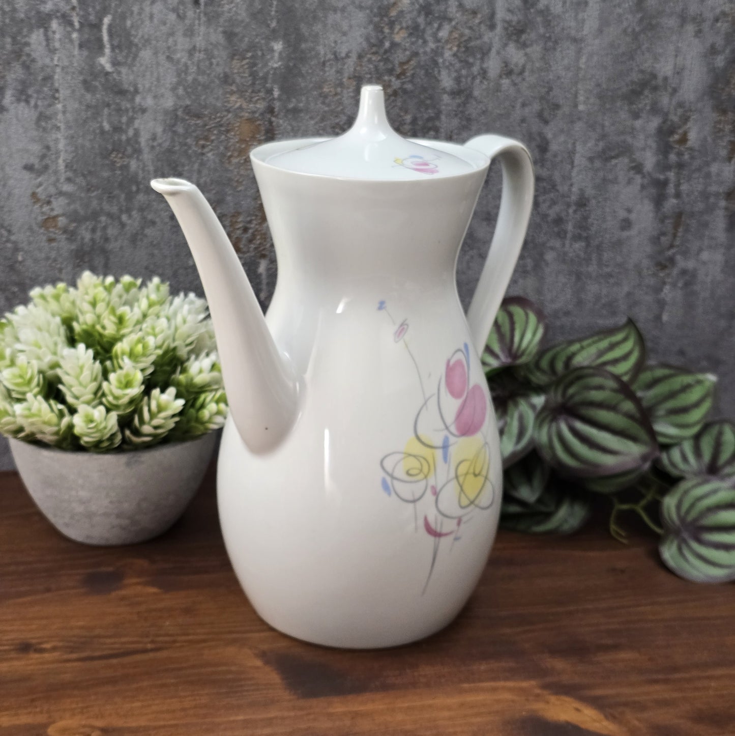 Mid-Century Kaffeekanne von Schirnding Bavaria aus weißem Porzellan mit pastellfarbenem Atomic-Dekor und zarter Goldlinie, ca. 1955–1965.