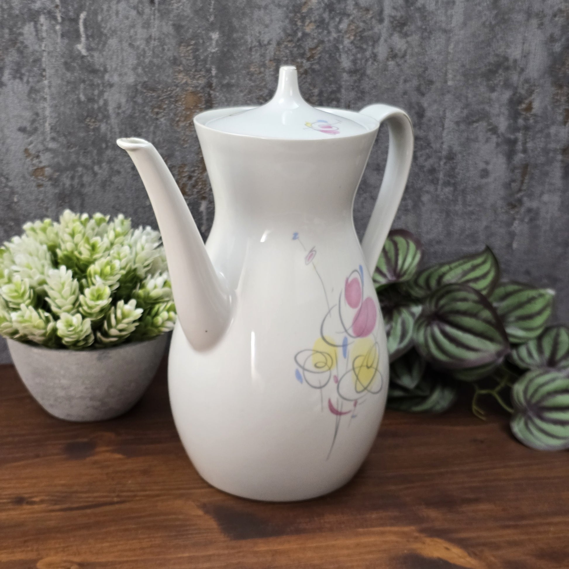 Mid-Century Kaffeekanne von Schirnding Bavaria aus weißem Porzellan mit pastellfarbenem Atomic-Dekor und zarter Goldlinie, ca. 1955–1965.