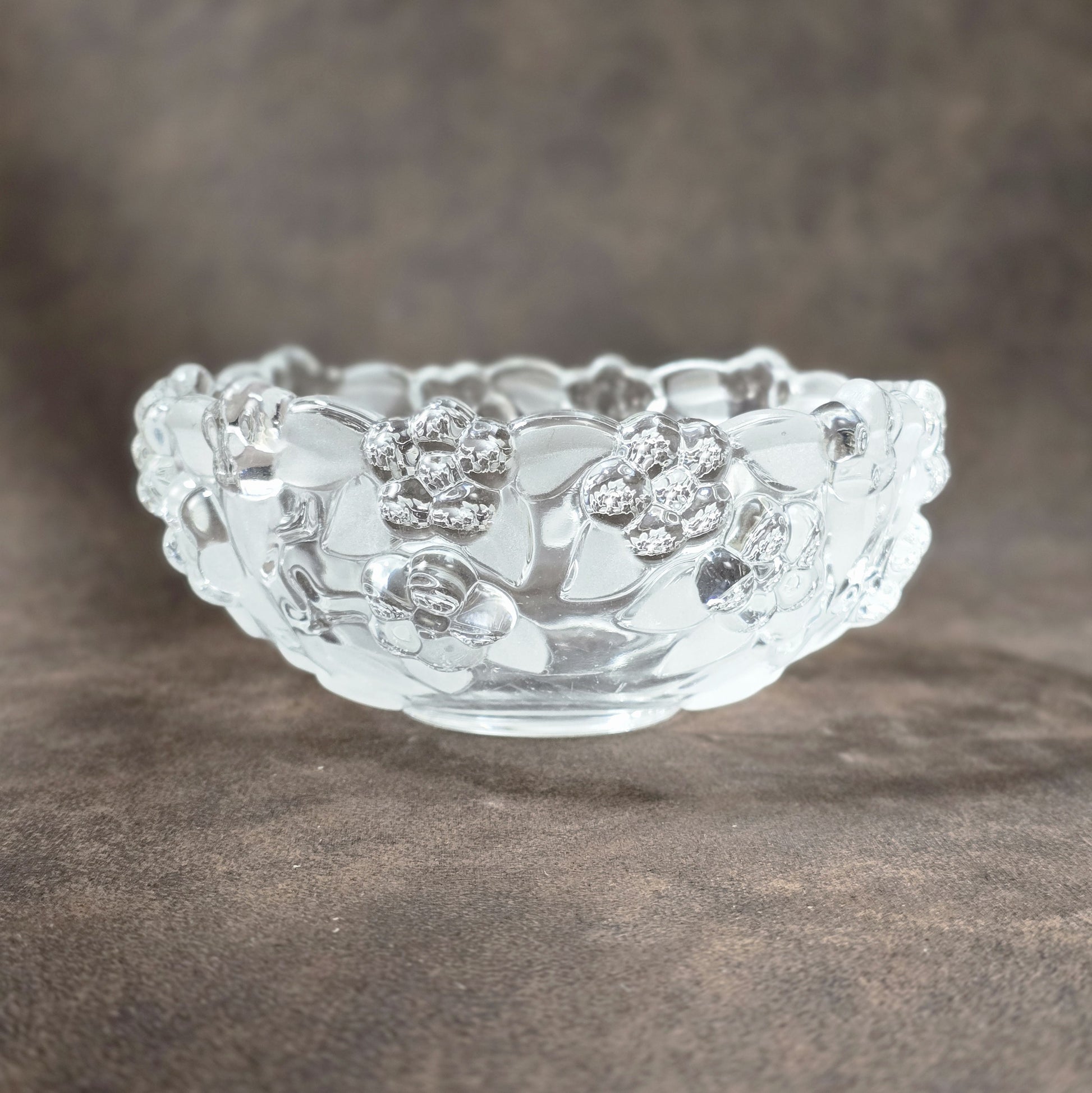 Runde Vintage-Konfektschale aus Kristallglas mit floralen Reliefblüten, Serie Carmen von Mikasa, 14 cm Durchmesser.