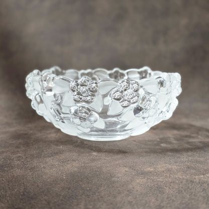 Runde Vintage-Konfektschale aus Kristallglas mit floralen Reliefblüten, Serie Carmen von Mikasa, 14 cm Durchmesser.