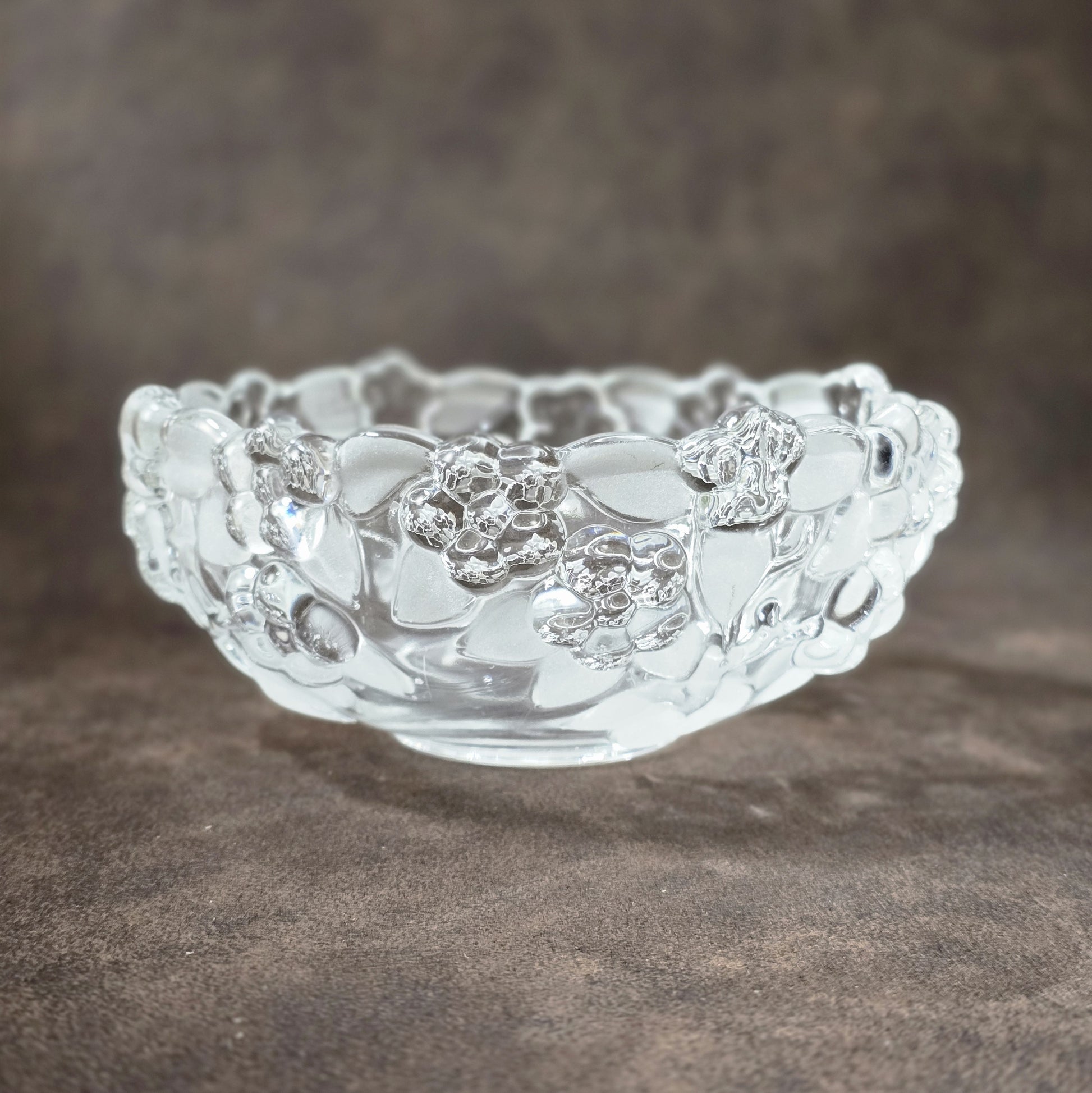 Runde Vintage-Konfektschale aus Kristallglas mit floralen Reliefblüten, Serie Carmen von Mikasa, 14 cm Durchmesser.