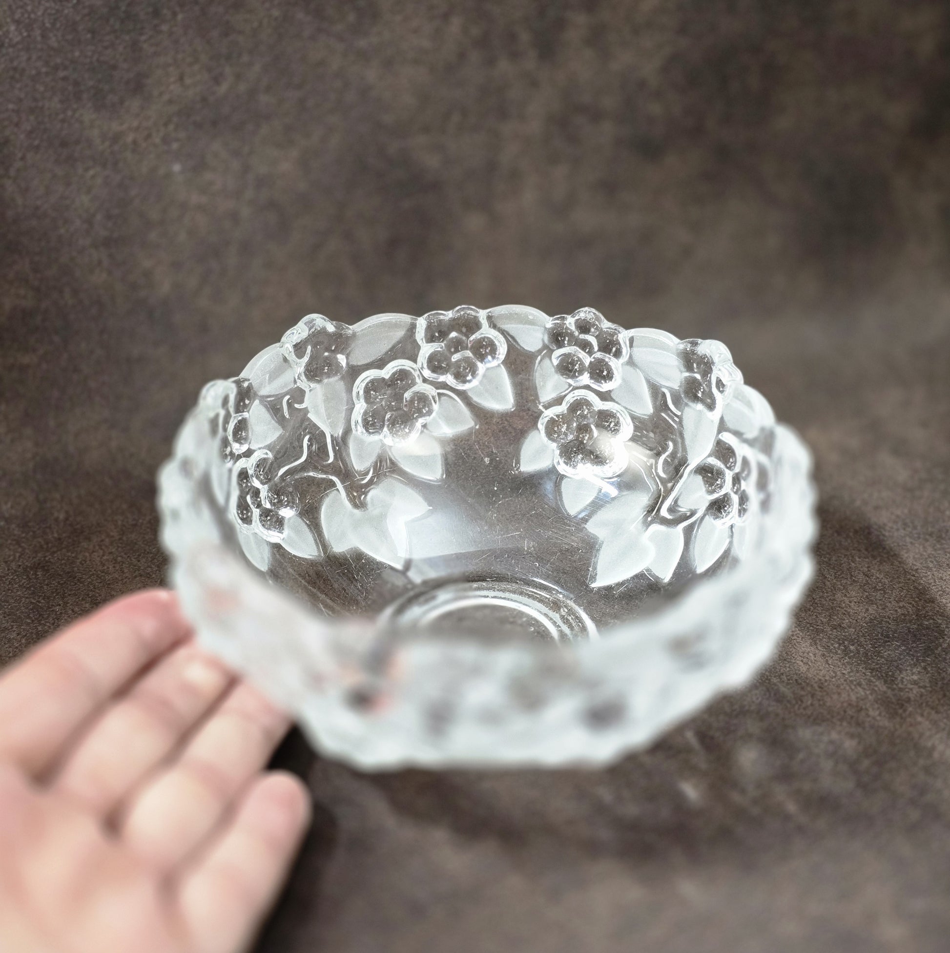 Runde Vintage-Konfektschale aus Kristallglas mit floralen Reliefblüten, Serie Carmen von Mikasa, 14 cm Durchmesser.