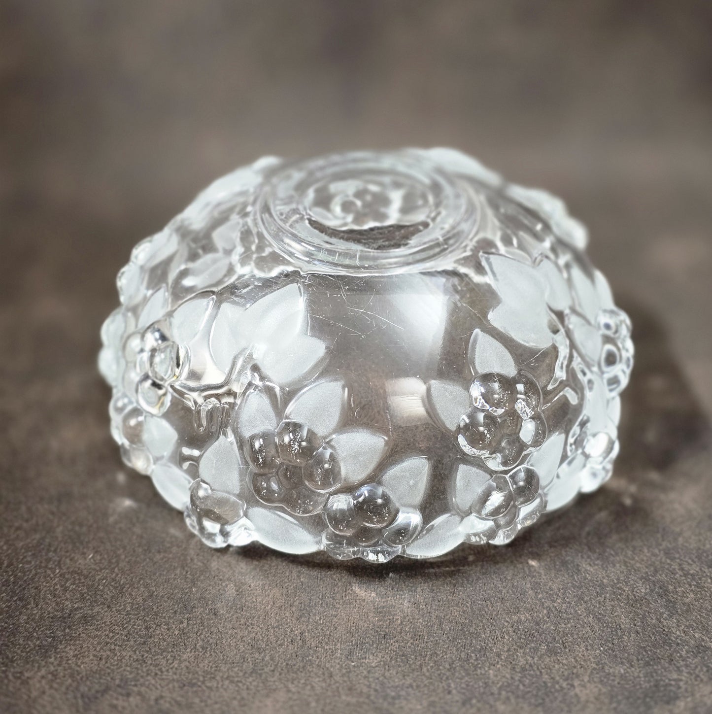 Runde Vintage-Konfektschale aus Kristallglas mit floralen Reliefblüten, Serie Carmen von Mikasa, 14 cm Durchmesser.