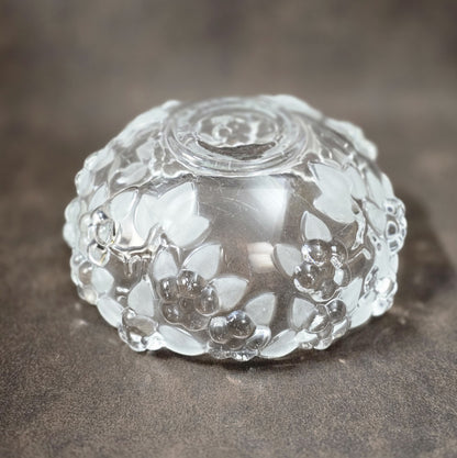 Runde Vintage-Konfektschale aus Kristallglas mit floralen Reliefblüten, Serie Carmen von Mikasa, 14 cm Durchmesser.