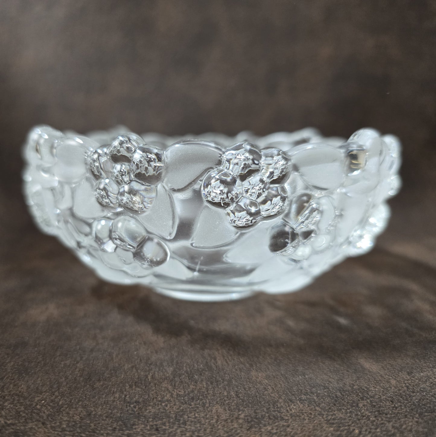 Runde Vintage-Konfektschale aus Kristallglas mit floralen Reliefblüten, Serie Carmen von Mikasa, 14 cm Durchmesser.