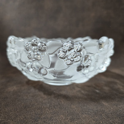 Runde Vintage-Konfektschale aus Kristallglas mit floralen Reliefblüten, Serie Carmen von Mikasa, 14 cm Durchmesser.