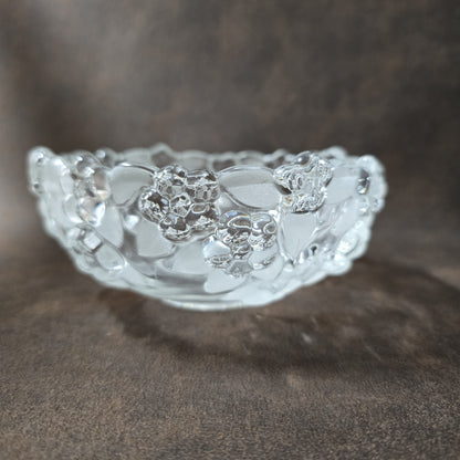 Runde Vintage-Konfektschale aus Kristallglas mit floralen Reliefblüten, Serie Carmen von Mikasa, 14 cm Durchmesser.