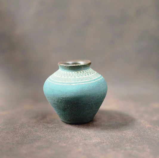 Studiokeramik Mini-Vase aus den 1960er/70er Jahren mit matter Petrolglasur und geometrischem Ritzdekor, deutsche Handarbeit.