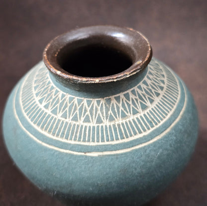 Studiokeramik Mini-Vase aus den 1960er/70er Jahren mit matter Petrolglasur und geometrischem Ritzdekor, deutsche Handarbeit.