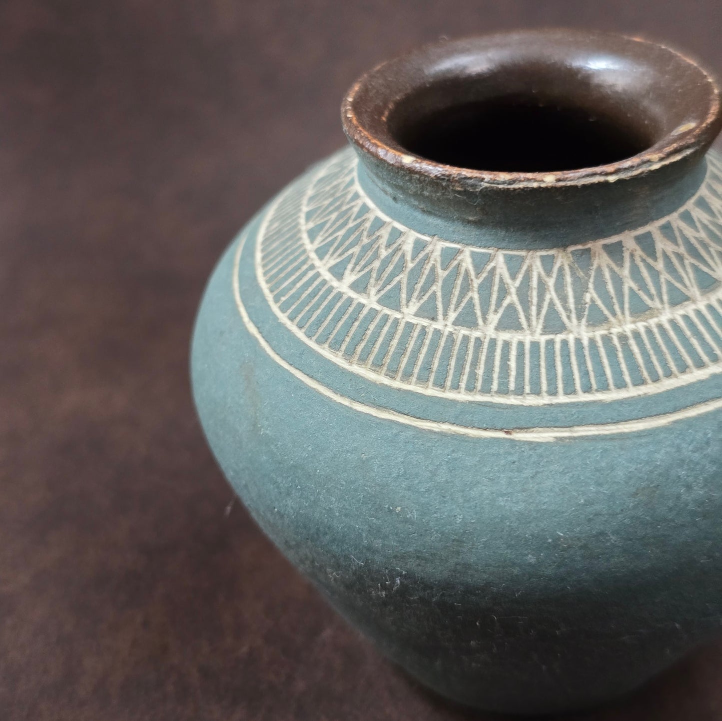 Studiokeramik Mini-Vase aus den 1960er/70er Jahren mit matter Petrolglasur und geometrischem Ritzdekor, deutsche Handarbeit.