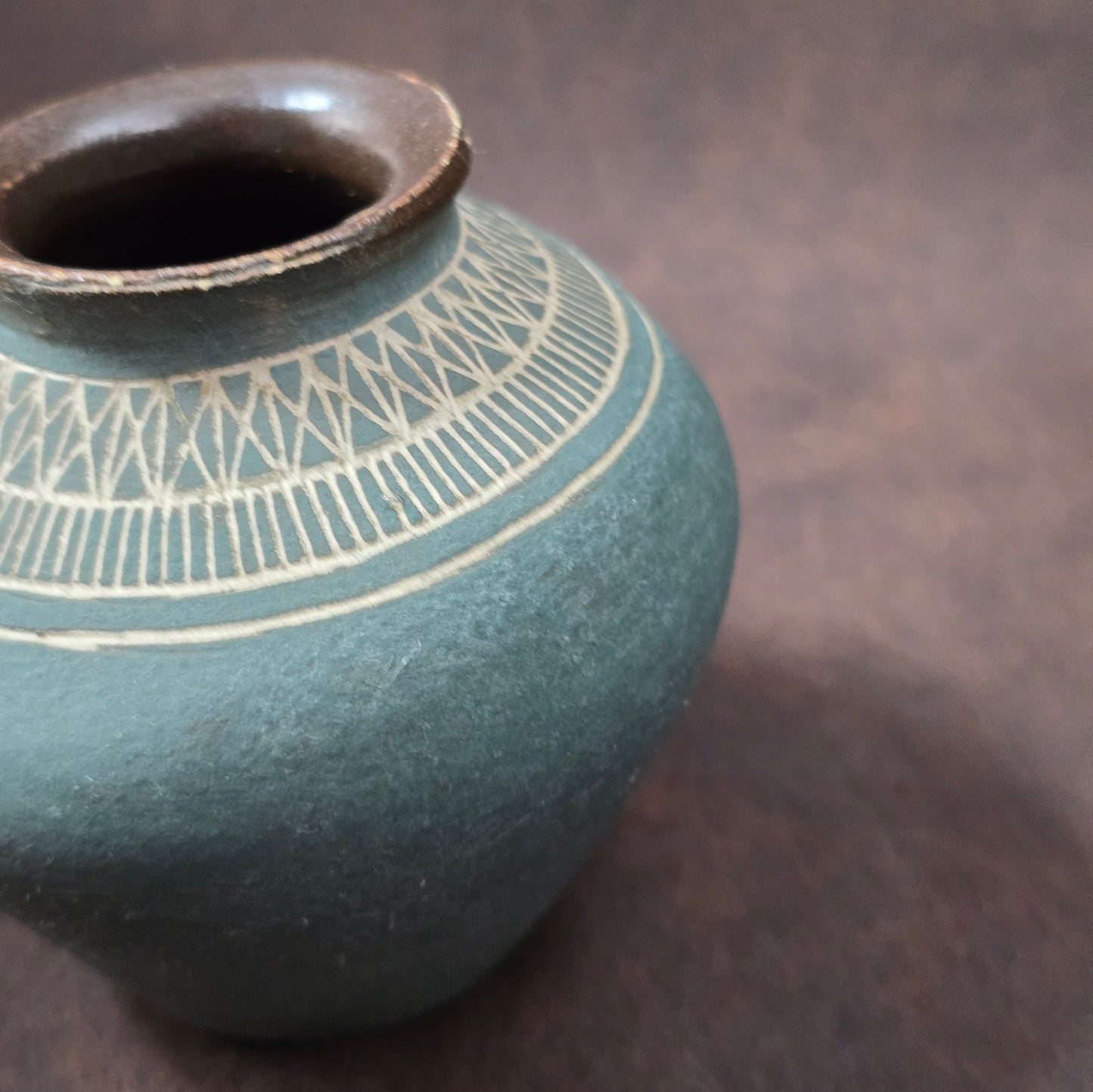 Studiokeramik Mini-Vase aus den 1960er/70er Jahren mit matter Petrolglasur und geometrischem Ritzdekor, deutsche Handarbeit.