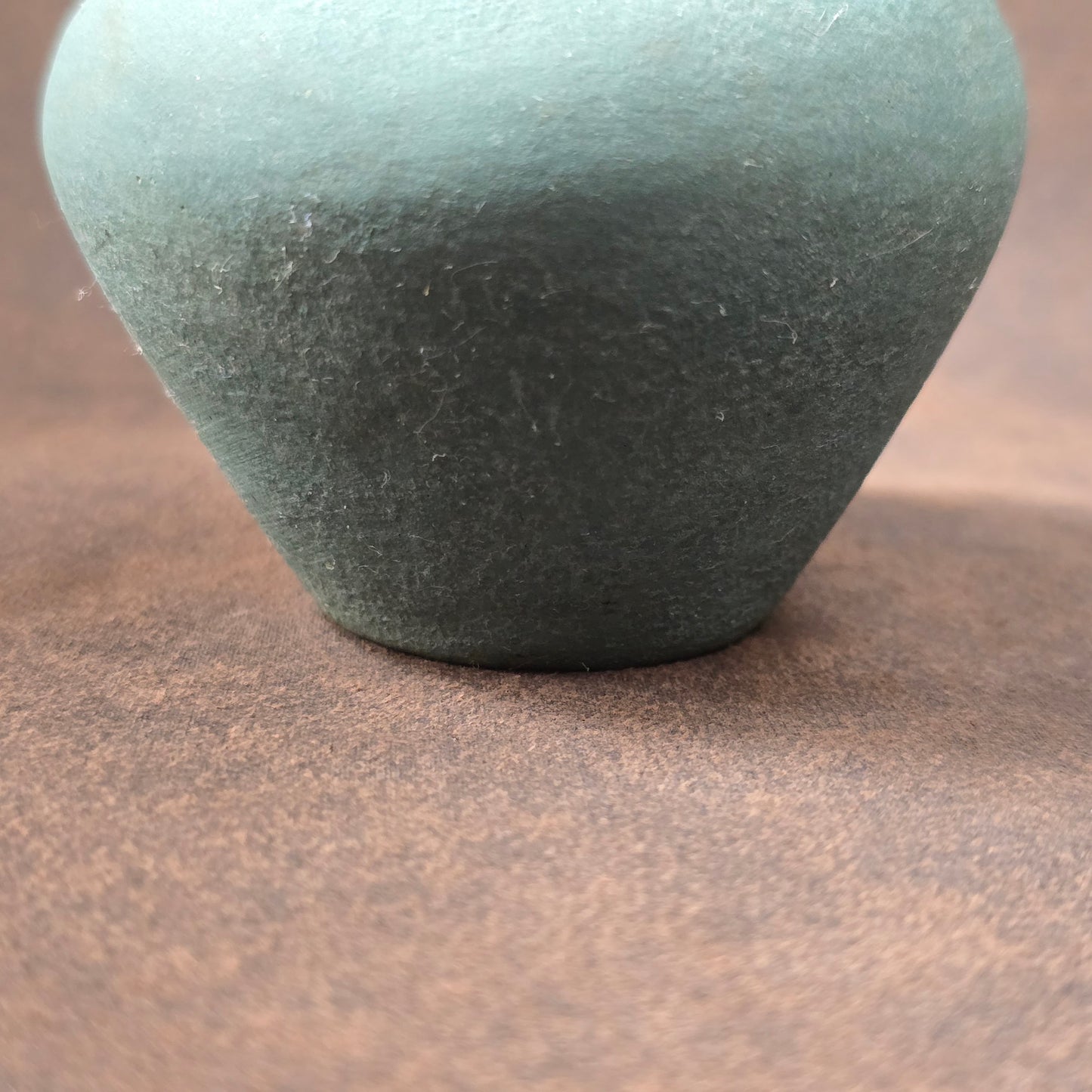 Studiokeramik Mini-Vase aus den 1960er/70er Jahren mit matter Petrolglasur und geometrischem Ritzdekor, deutsche Handarbeit.