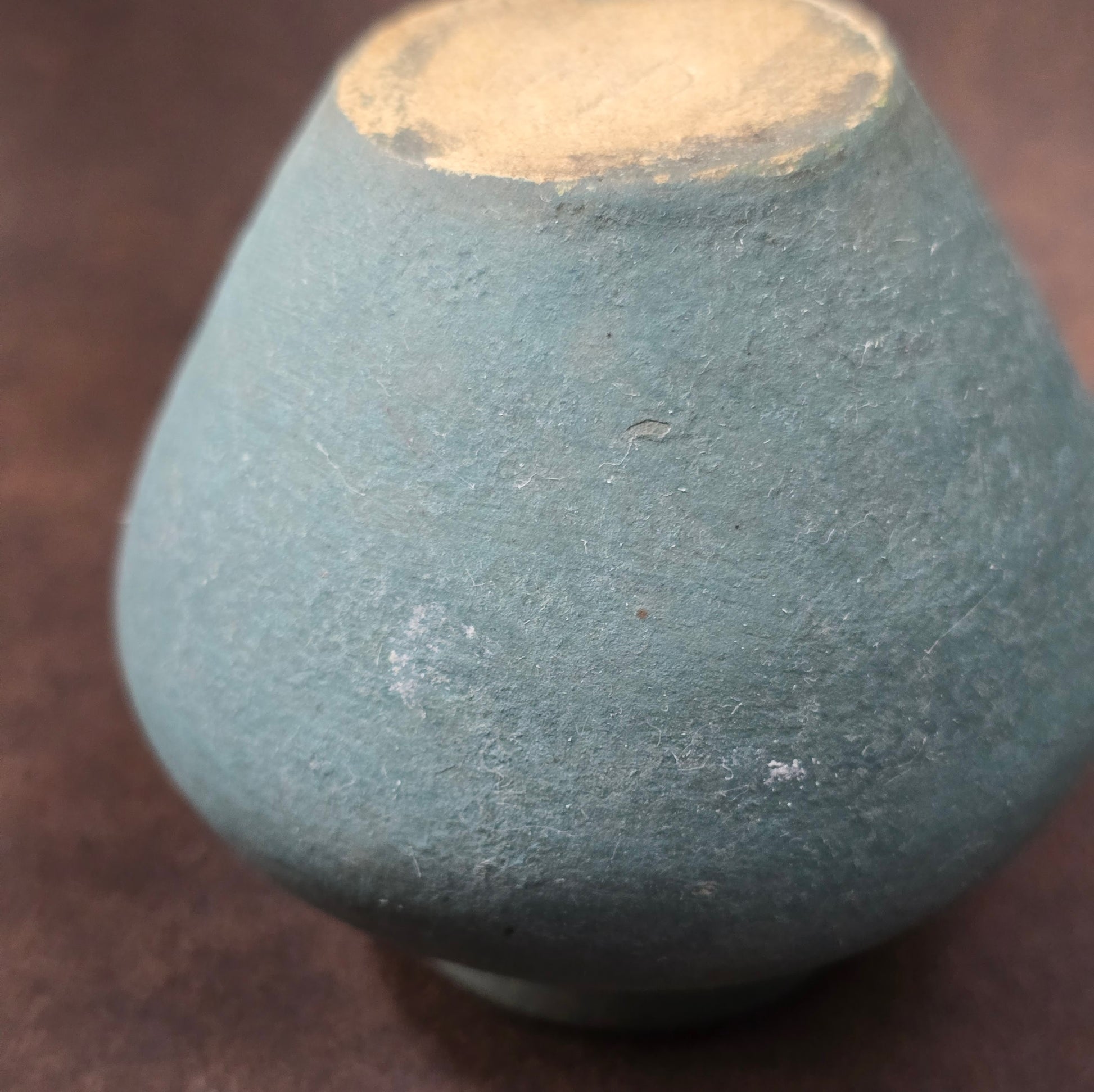 Studiokeramik Mini-Vase aus den 1960er/70er Jahren mit matter Petrolglasur und geometrischem Ritzdekor, deutsche Handarbeit.