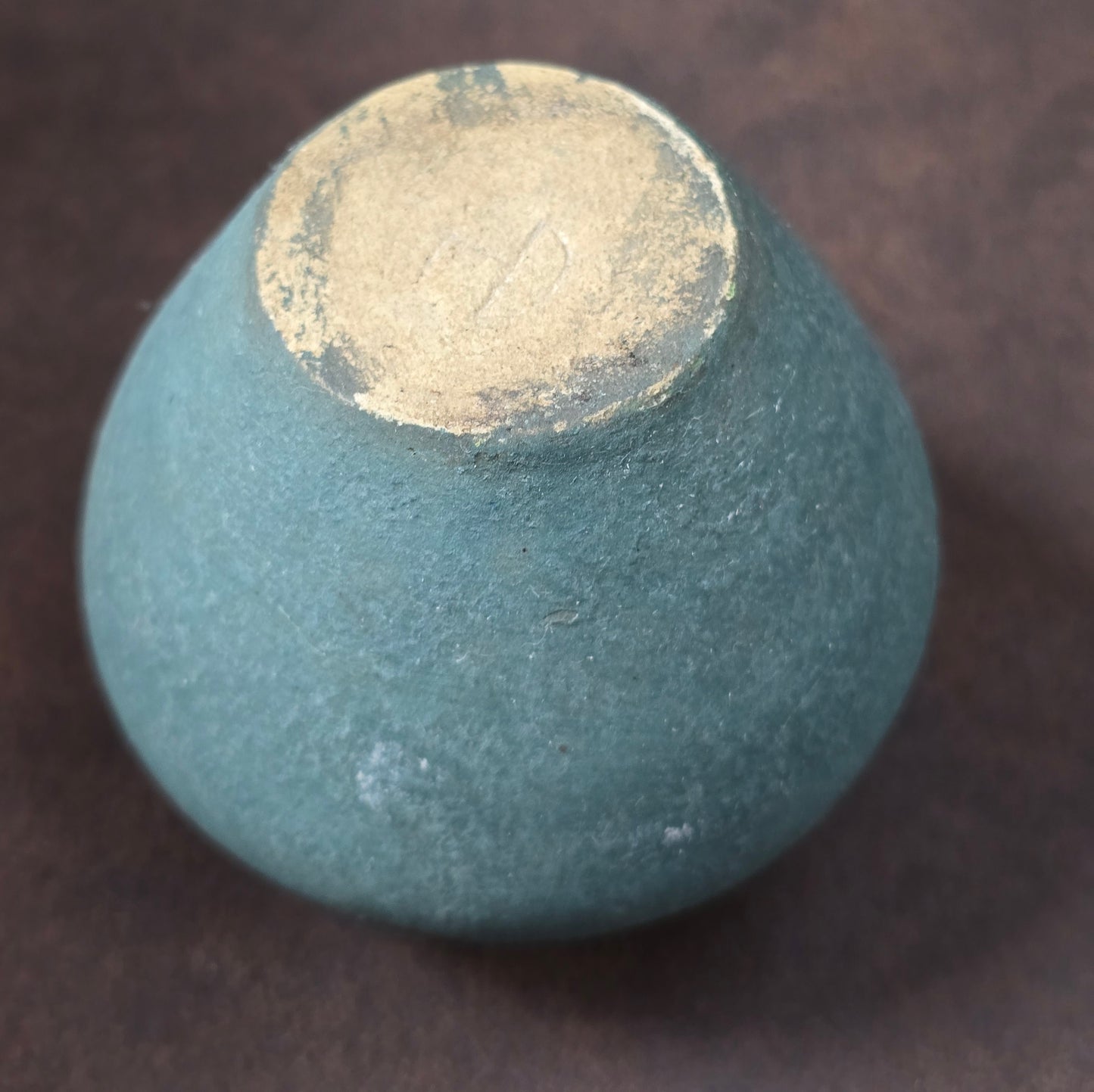 Studiokeramik Mini-Vase aus den 1960er/70er Jahren mit matter Petrolglasur und geometrischem Ritzdekor, deutsche Handarbeit.