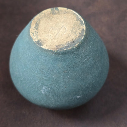 Studiokeramik Mini-Vase aus den 1960er/70er Jahren mit matter Petrolglasur und geometrischem Ritzdekor, deutsche Handarbeit.