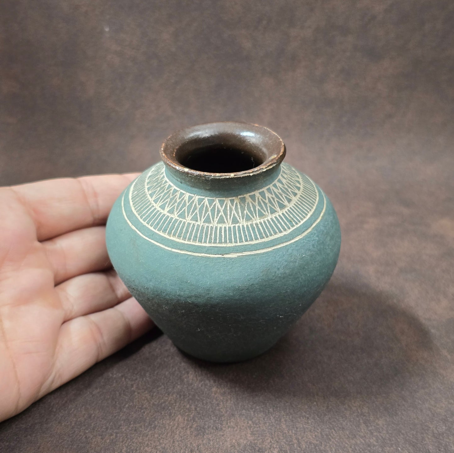 Studiokeramik Mini-Vase aus den 1960er/70er Jahren mit matter Petrolglasur und geometrischem Ritzdekor, deutsche Handarbeit.
