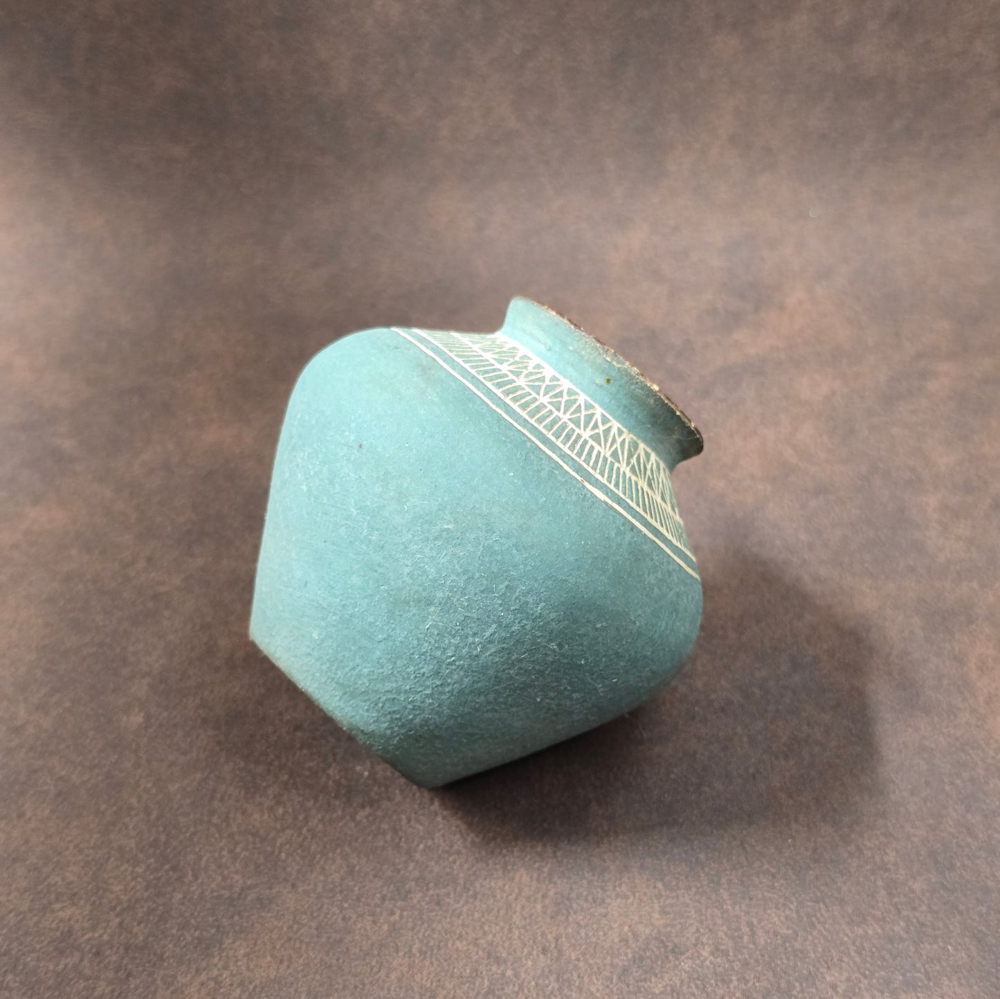 Studiokeramik Mini-Vase aus den 1960er/70er Jahren mit matter Petrolglasur und geometrischem Ritzdekor, deutsche Handarbeit.