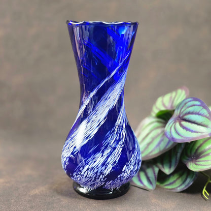 Mundgeblasene Vintage-Vase aus blauem Glas mit weißen Wirbeln, 19 cm hoch, 70er Jahre DDR. Authentisches Designobjekt mit kleinen Gebrauchsspuren.