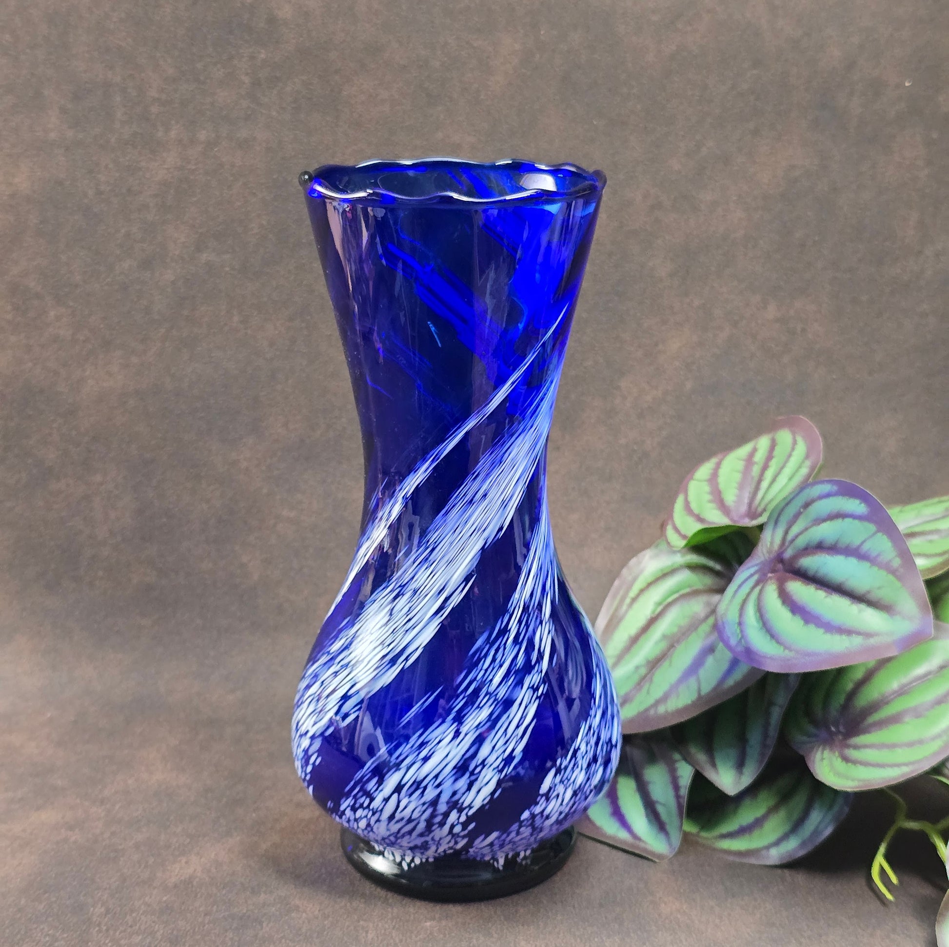 Mundgeblasene Vintage-Vase aus blauem Glas mit weißen Wirbeln, 19 cm hoch, 70er Jahre DDR. Authentisches Designobjekt mit kleinen Gebrauchsspuren.