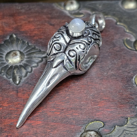 Mystischer Rabenschädel-Anhänger aus .925 Sterling Silber mit einem Regenbogen-Mondstein, ideal für Gothic-, Biker- und Rockabilly-Stile. Der Anhänger vereint düstere Ästhetik und spirituelle Symbolik in einem einzigartigen Design.