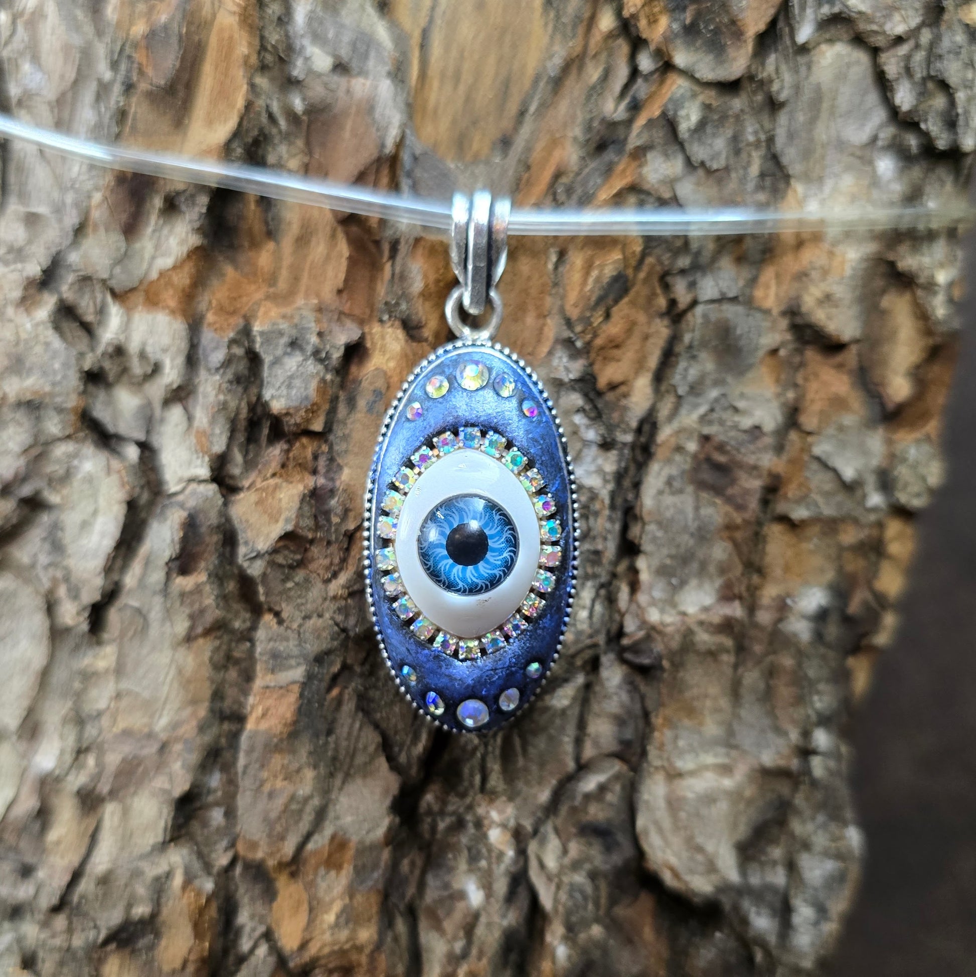 Mystischer Fantasy-Anhänger „Evil Eye“ – handgefertigt mit Strass & Auge im Silberrahmen. Schutzsymbol & Unikat mit Tiefe & Glanz.