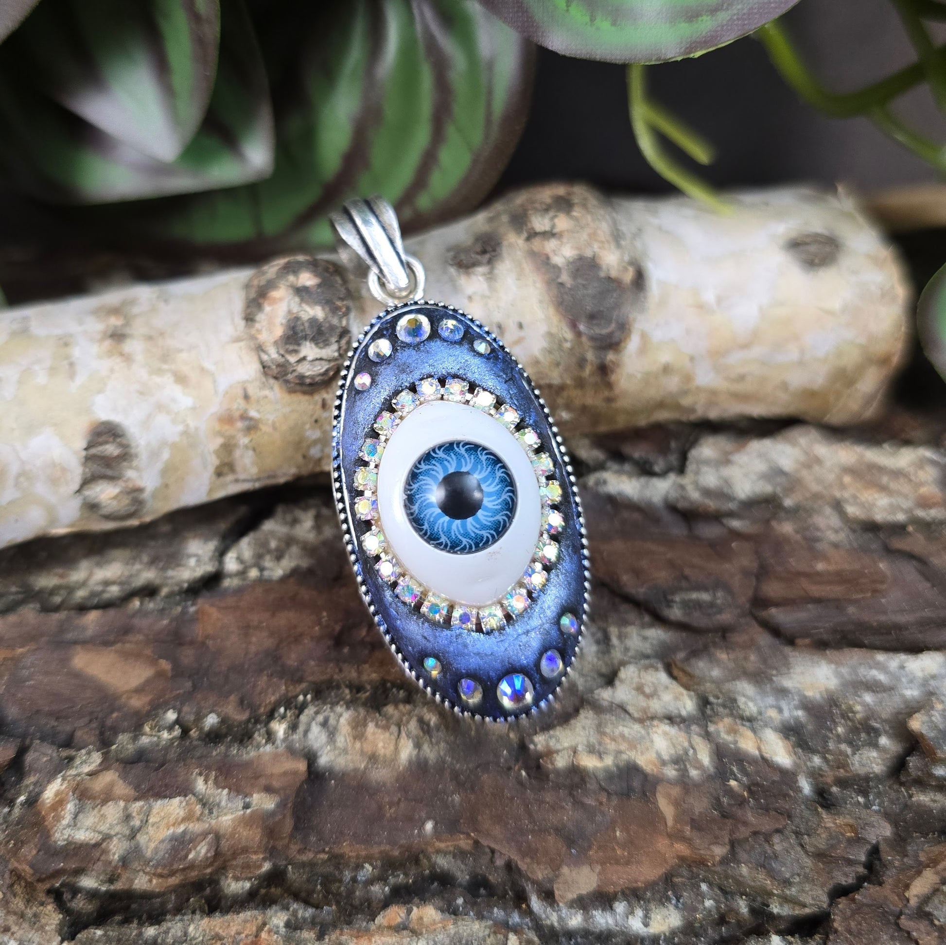 Mystischer Fantasy-Anhänger „Evil Eye“ – handgefertigt mit Strass & Auge im Silberrahmen. Schutzsymbol & Unikat mit Tiefe & Glanz.