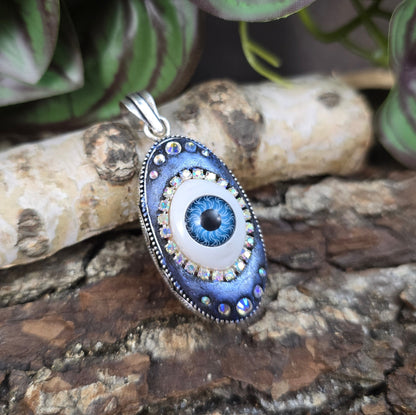 Mystischer Fantasy-Anhänger „Evil Eye“ – handgefertigt mit Strass & Auge im Silberrahmen. Schutzsymbol & Unikat mit Tiefe & Glanz.
